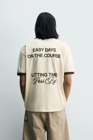 Футболка в рубчик с контрастными надписями- Заказать в России