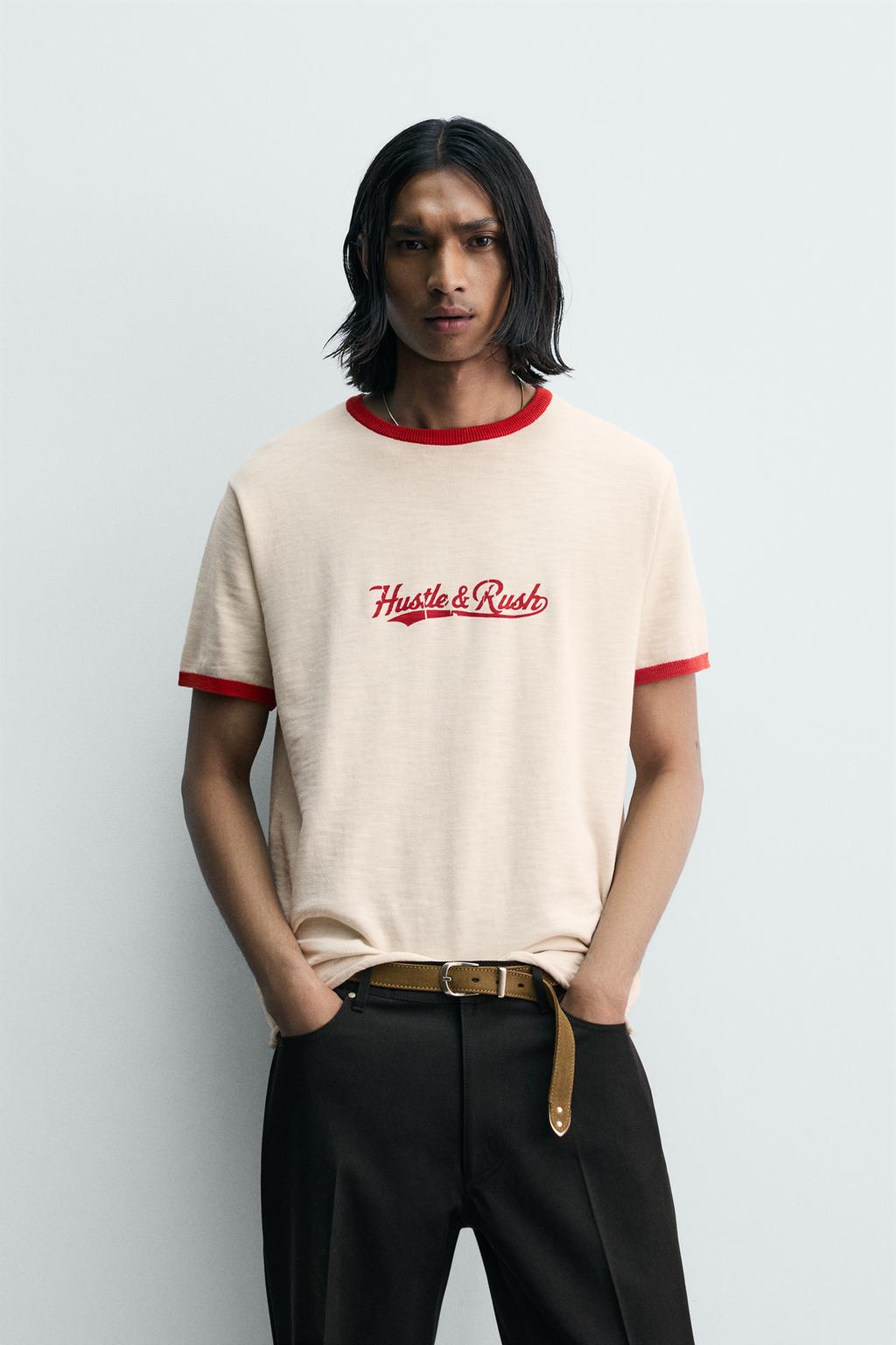 ФУТБОЛКА С КОНТРАСТНЫМ ТЕКСТОВЫМ ПРИНТОМ