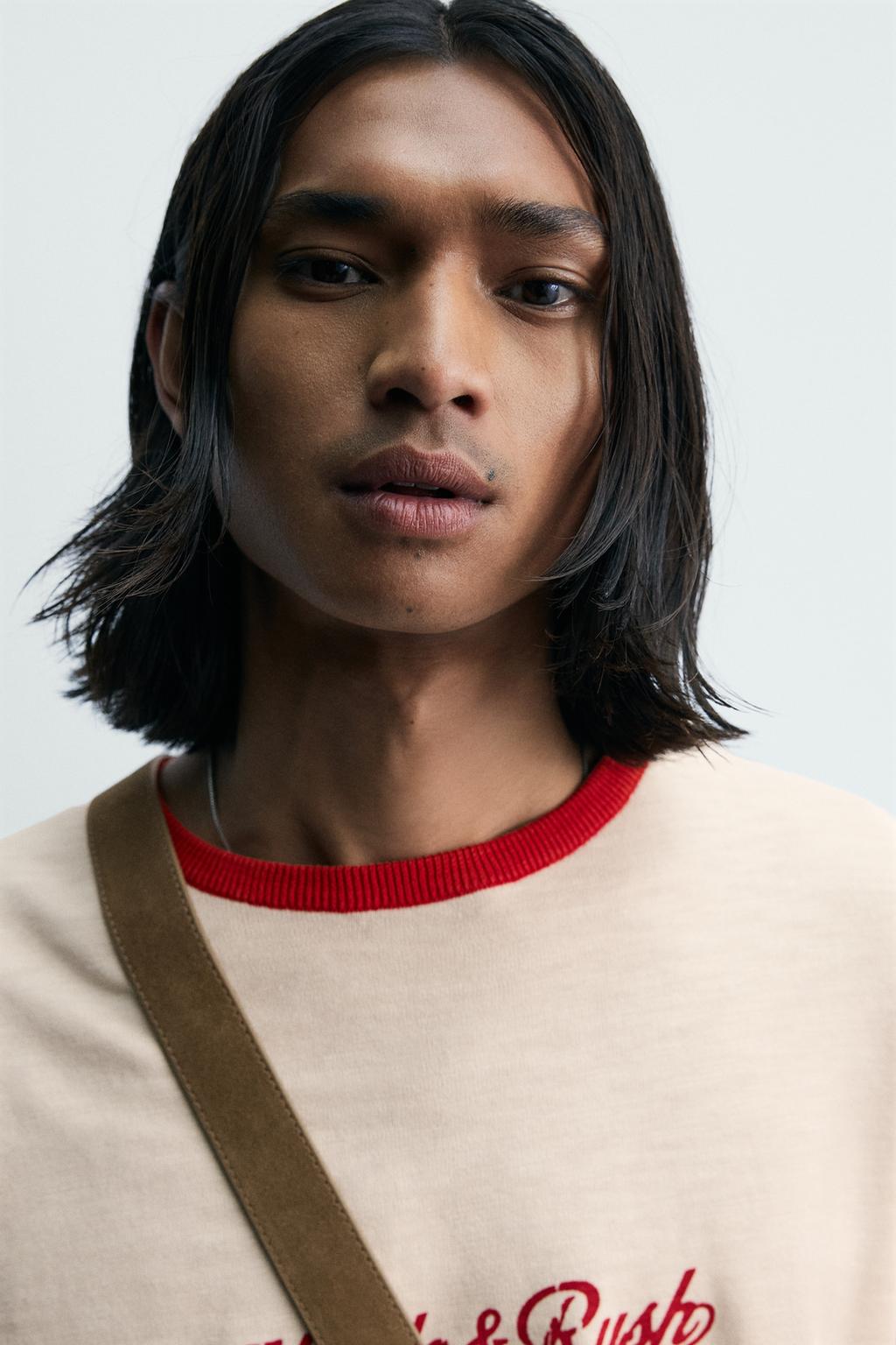 ФУТБОЛКА С КОНТРАСТНЫМ ТЕКСТОВЫМ ПРИНТОМ