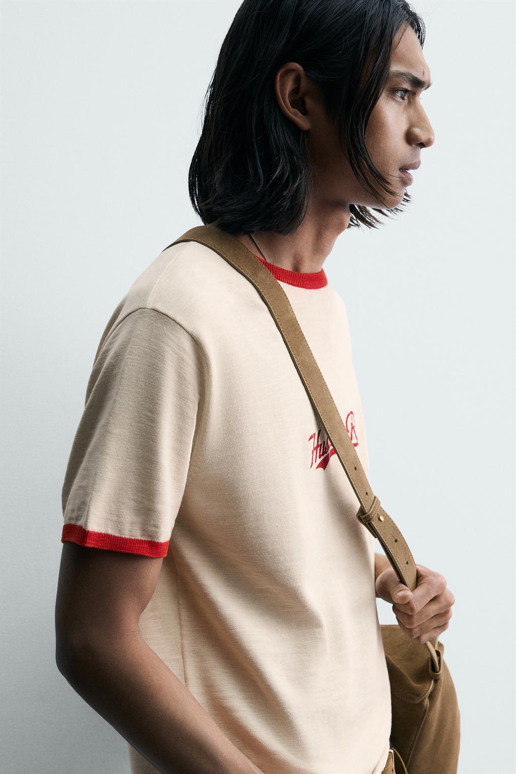 ФУТБОЛКА С КОНТРАСТНЫМ ТЕКСТОВЫМ ПРИНТОМ