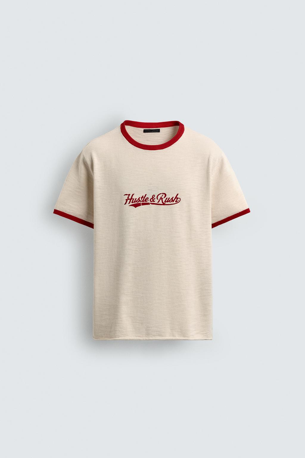 ФУТБОЛКА С КОНТРАСТНЫМ ТЕКСТОВЫМ ПРИНТОМ