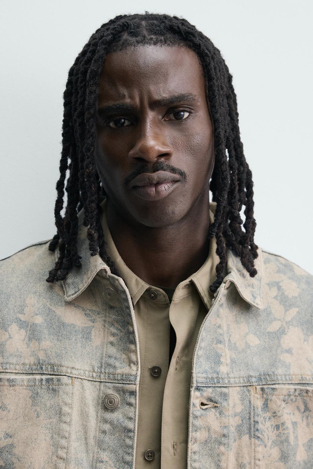 УКОРОЧЕННАЯ ДЖИНСОВАЯ КУРТКА С ЦВЕТОЧНЫМ ПРИНТОМ