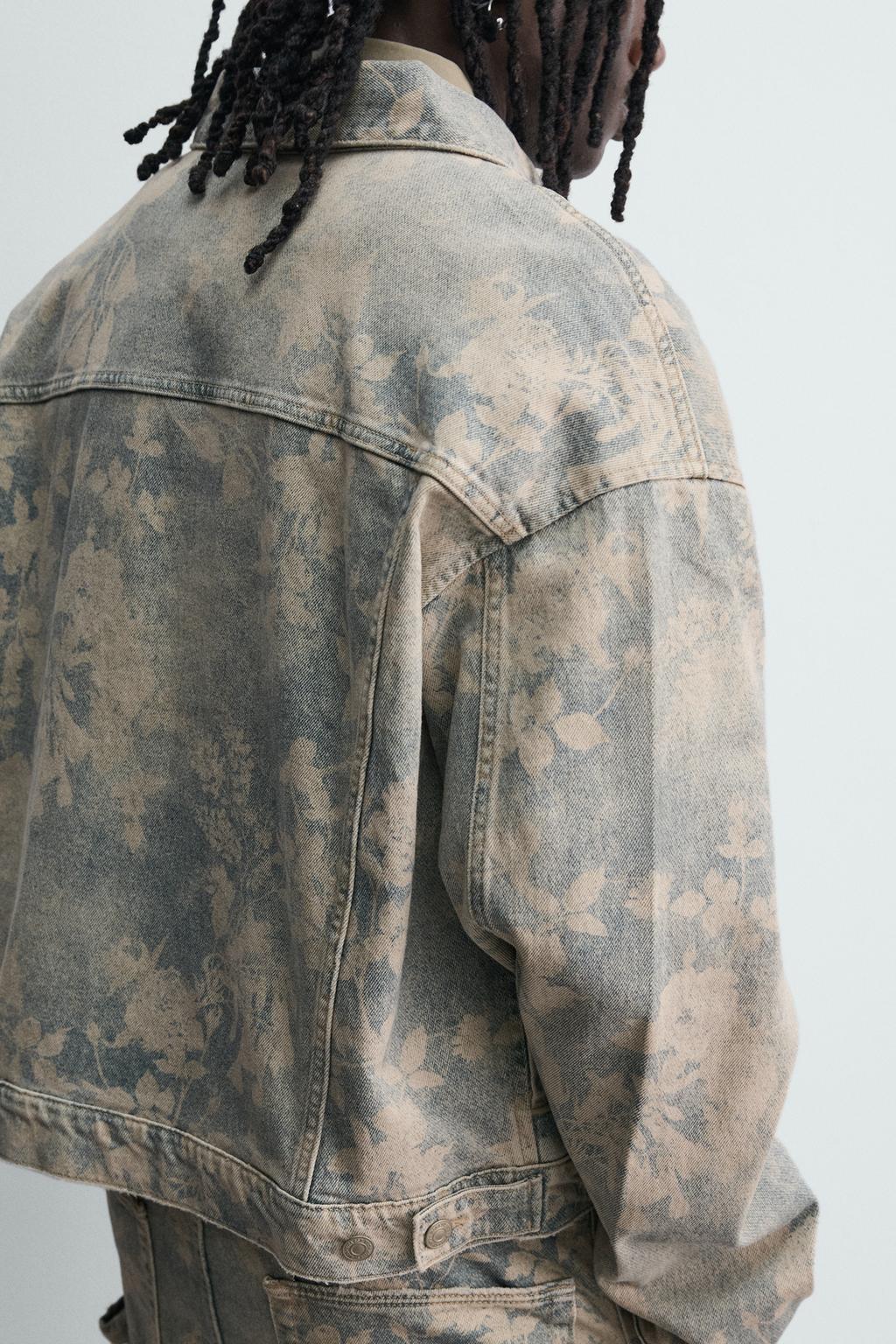 УКОРОЧЕННАЯ ДЖИНСОВАЯ КУРТКА С ЦВЕТОЧНЫМ ПРИНТОМ