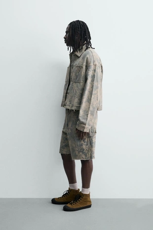 Укороченная джинсовая куртка с цветочным принтом- Заказать в России