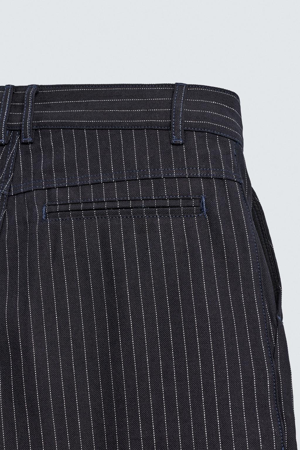 ШОРТЫ С ЗАЩИПАМИ И ПОЛОСКОЙ В СТИЛЕ «МЕЛОВАЯ ПОЛОСКА»