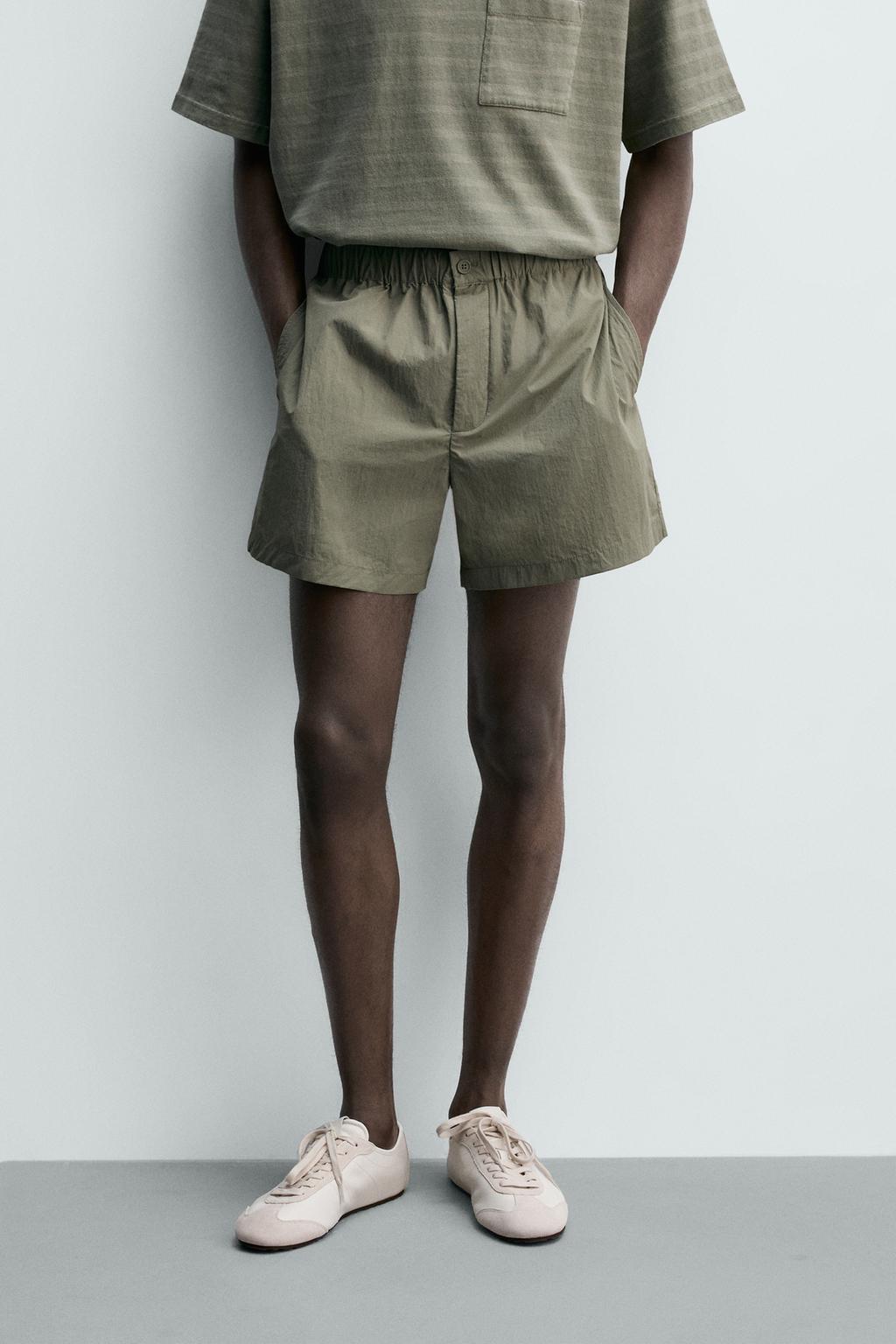 УКОРОЧЕННЫЕ ШОРТЫ ИЗ ВЫСОКОТЕХНОЛОГИЧНОЙ ТКАНИ