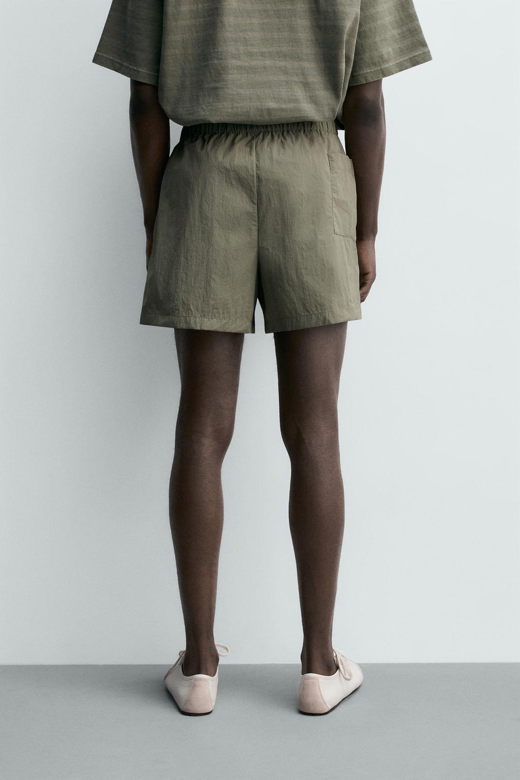 УКОРОЧЕННЫЕ ШОРТЫ ИЗ ВЫСОКОТЕХНОЛОГИЧНОЙ ТКАНИ