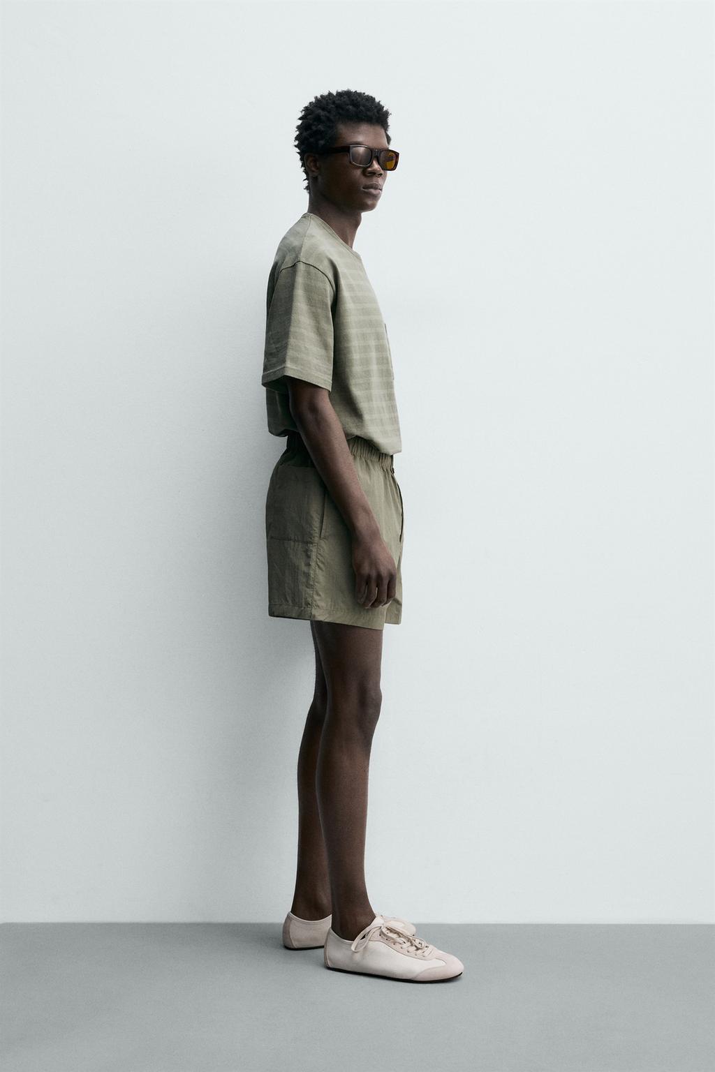 УКОРОЧЕННЫЕ ШОРТЫ ИЗ ВЫСОКОТЕХНОЛОГИЧНОЙ ТКАНИ