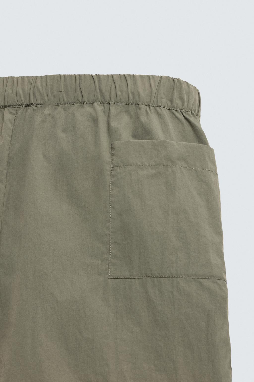 УКОРОЧЕННЫЕ ШОРТЫ ИЗ ВЫСОКОТЕХНОЛОГИЧНОЙ ТКАНИ