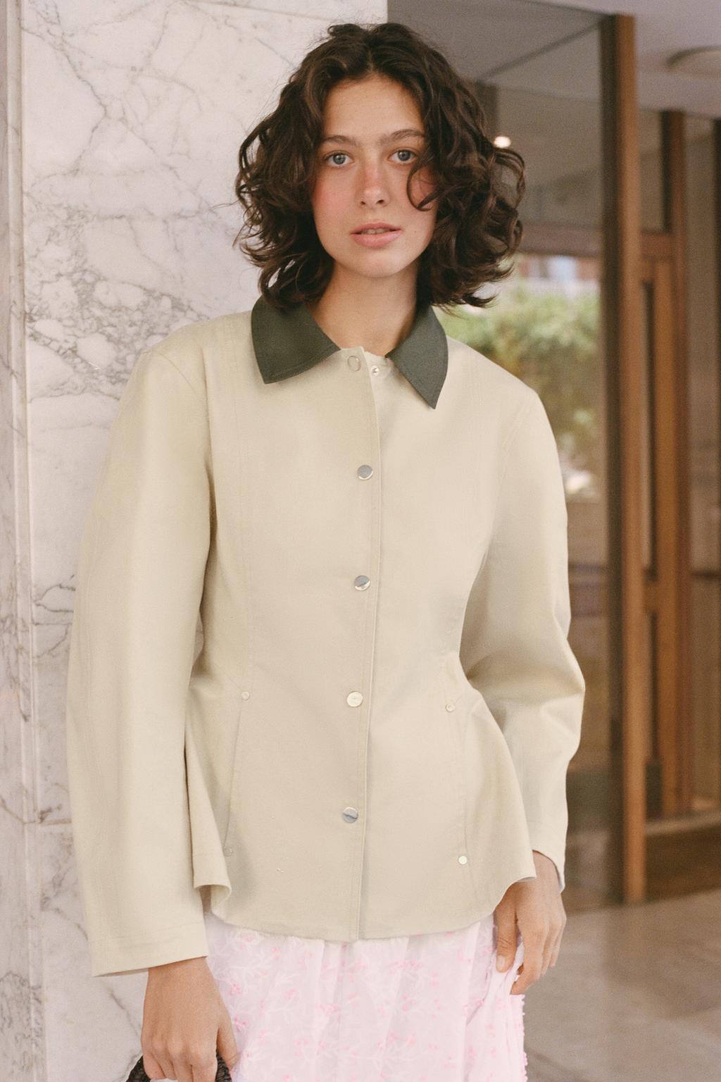 КУРТКА С КОНТРАСТНЫМ ВОРОТНИКОМ И БАСКОЙ