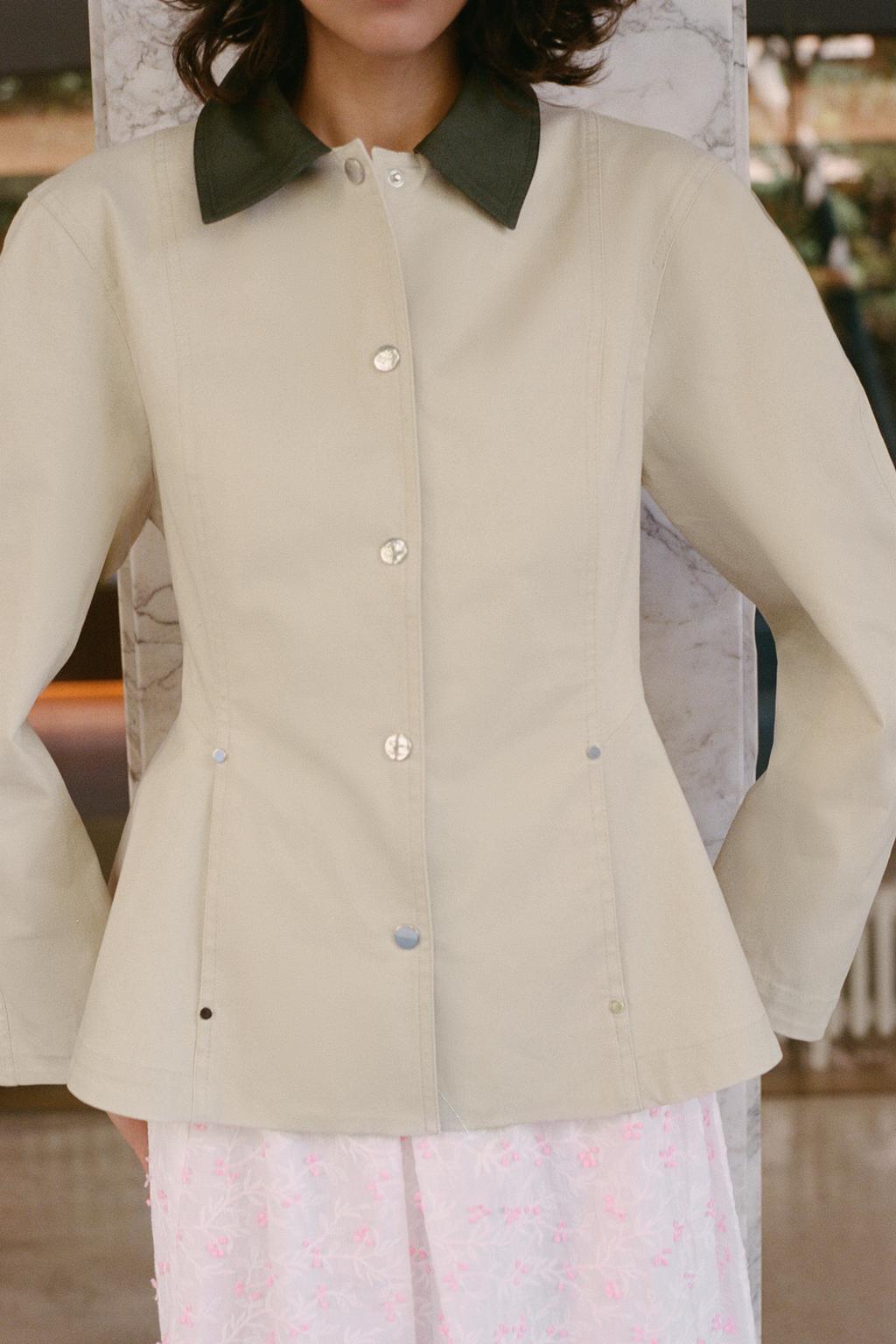 КУРТКА С КОНТРАСТНЫМ ВОРОТНИКОМ И БАСКОЙ