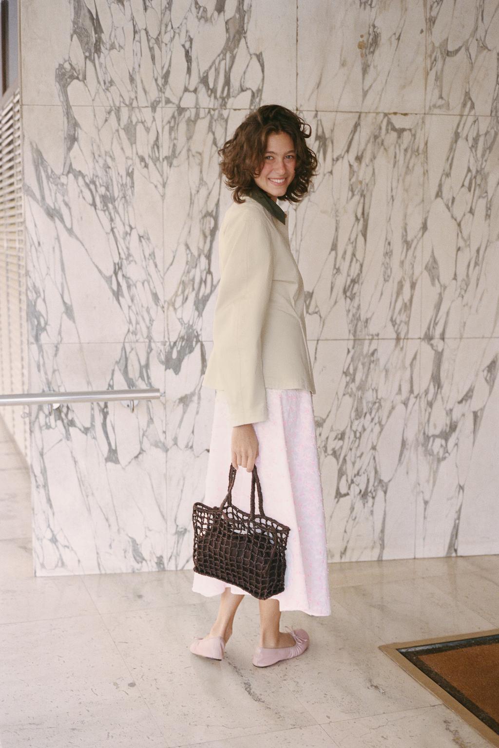 КУРТКА С КОНТРАСТНЫМ ВОРОТНИКОМ И БАСКОЙ