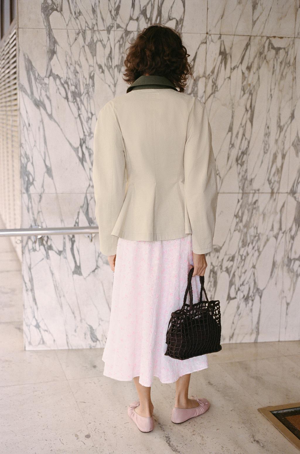 КУРТКА С КОНТРАСТНЫМ ВОРОТНИКОМ И БАСКОЙ