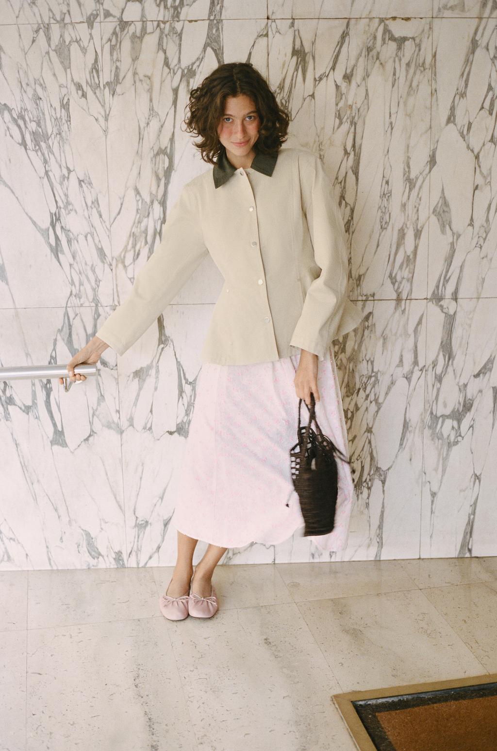 КУРТКА С КОНТРАСТНЫМ ВОРОТНИКОМ И БАСКОЙ