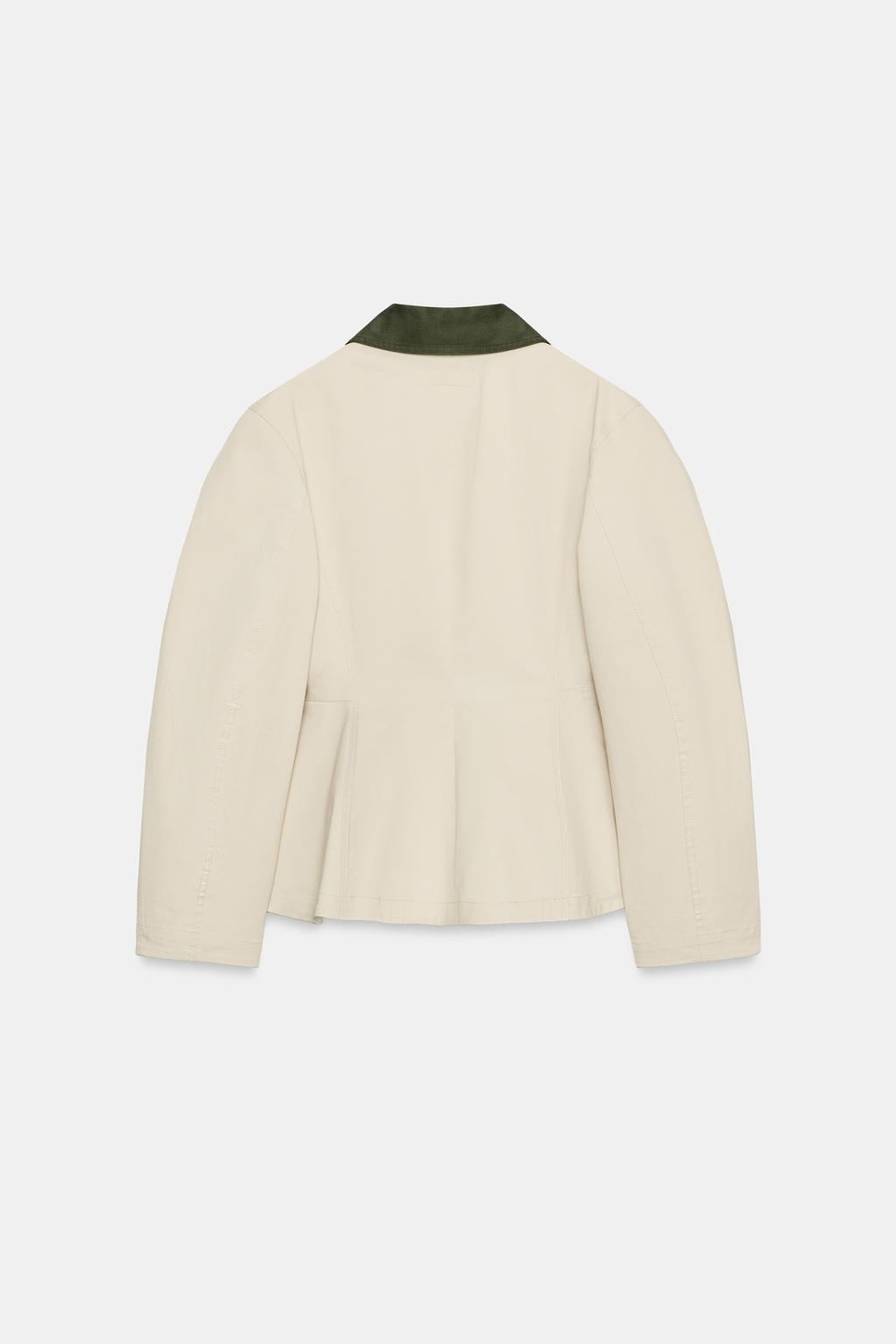 КУРТКА С КОНТРАСТНЫМ ВОРОТНИКОМ И БАСКОЙ