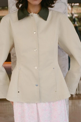 Куртка с контрастным воротником и баской- Заказать в России