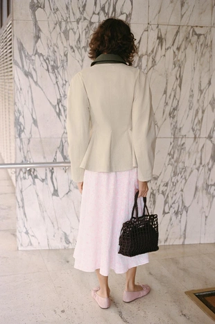 Куртка с контрастным воротником и баской- Заказать в России