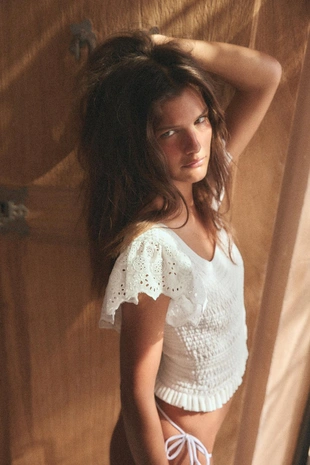 Трикотажный топ с ажурной вышивкой- Заказать в России