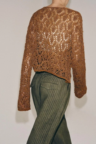 Свитер с ажурным узором и рукавами клеш- Заказать в России