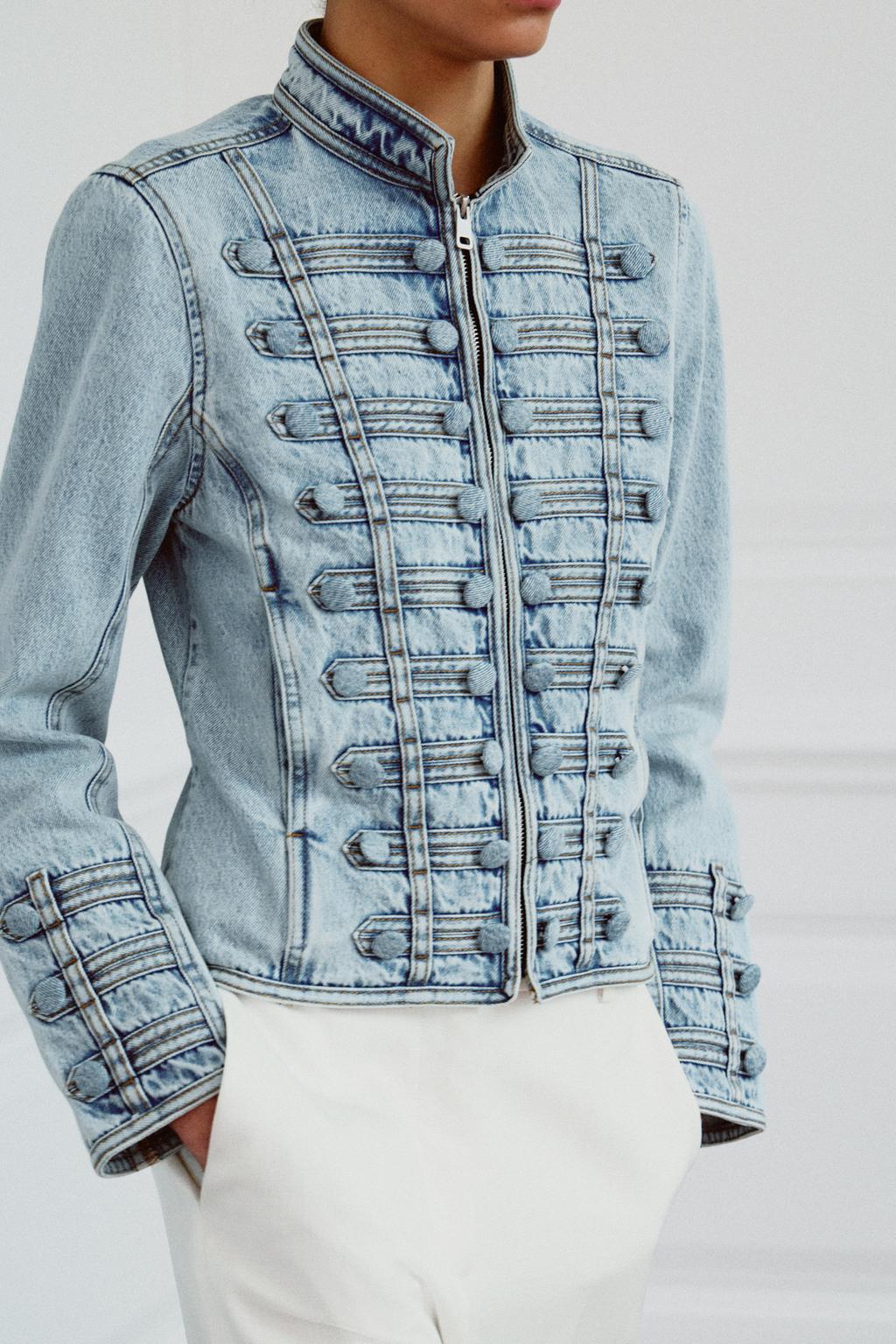 ПРИТАЛЕННАЯ ДЖИНСОВАЯ КУРТКА С ПУГОВИЦАМИ — коллекция Zara «ZW»