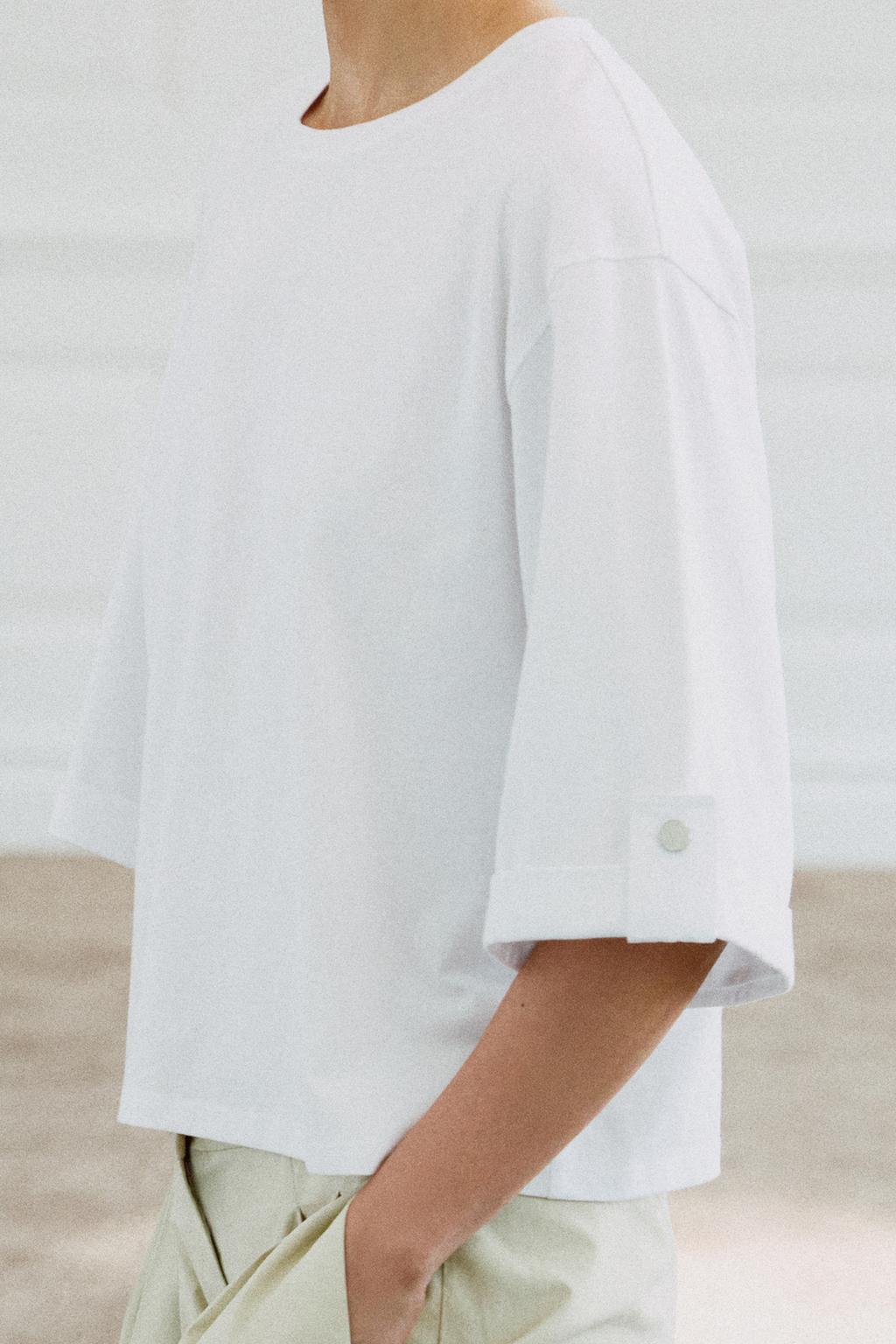 АСИММЕТРИЧНАЯ ФУТБОЛКА С ПУГОВИЦЕЙ