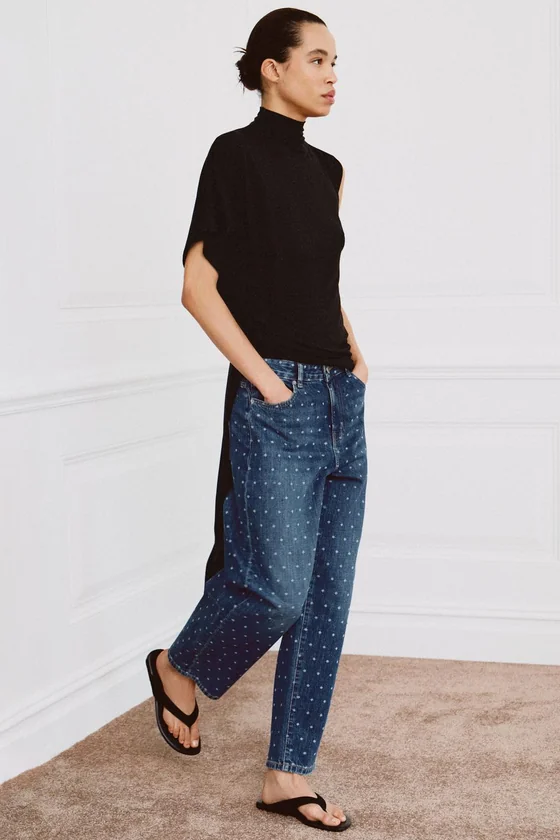 ЗАУЖЕННЫЕ ДЖИНСЫ СО СРЕДНЕЙ ПОСАДКОЙ И ПРИНТОМ В ГОРОШЕК — коллекция Zara «ZW»