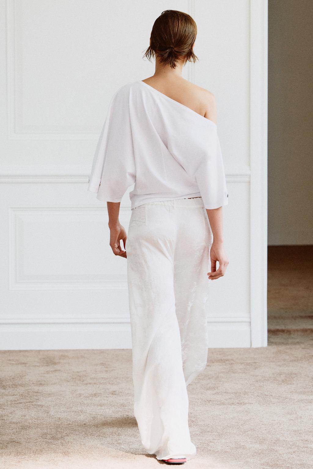 МАЙКА С ВЫРЕЗОМ «ЛОДОЧКА» И ПУГОВИЦАМИ