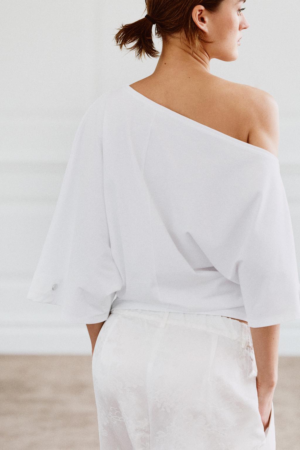 МАЙКА С ВЫРЕЗОМ «ЛОДОЧКА» И ПУГОВИЦАМИ