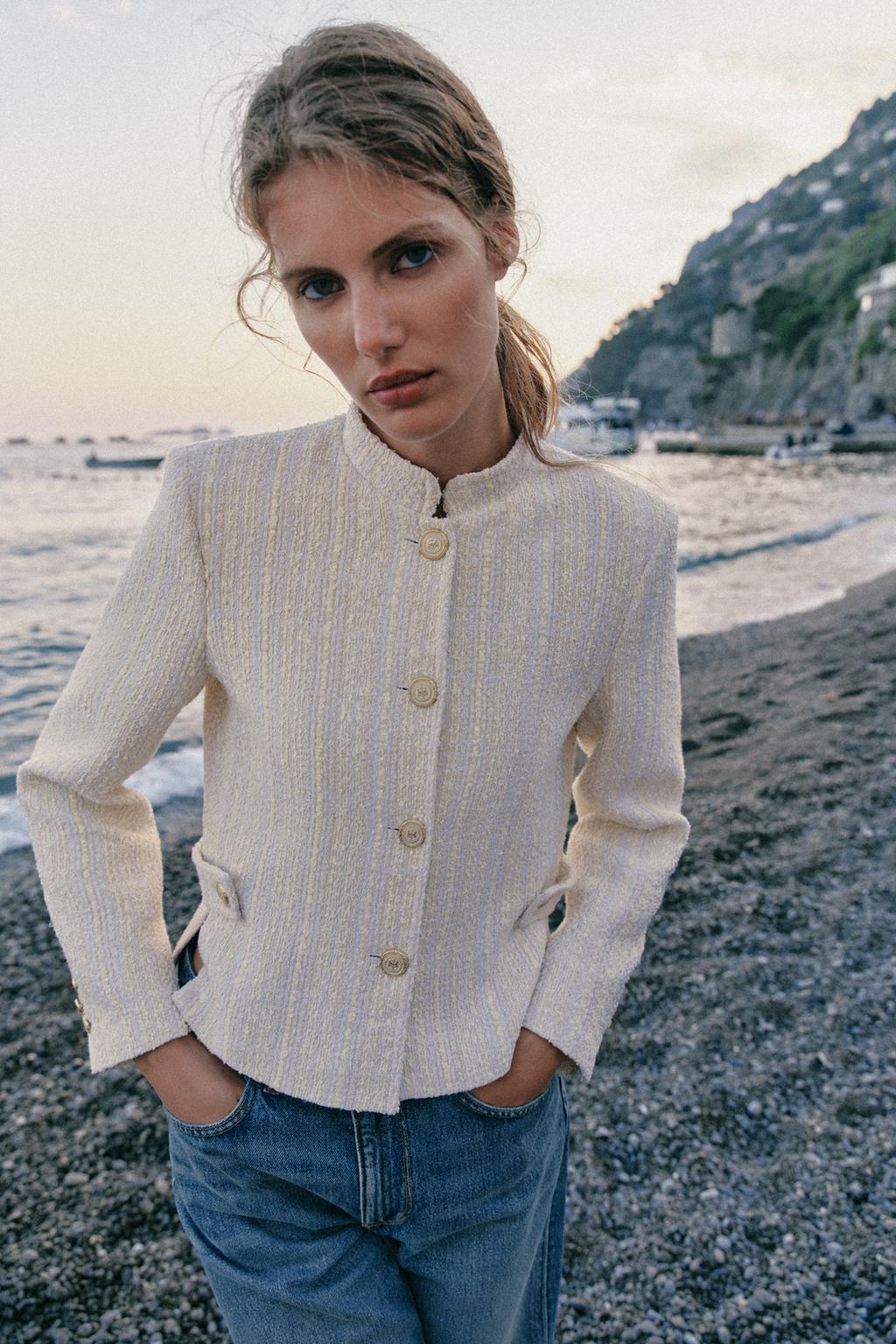 БЛЕЙЗЕР ИЗ РЕЛЬЕФНОЙ ТКАНИ С МЕТАЛЛИЗИРОВАННОЙ НИТЬЮ