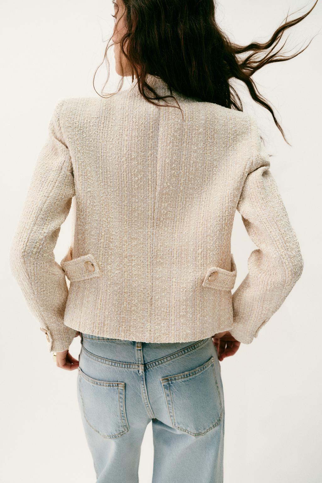 БЛЕЙЗЕР ИЗ РЕЛЬЕФНОЙ ТКАНИ С МЕТАЛЛИЗИРОВАННОЙ НИТЬЮ