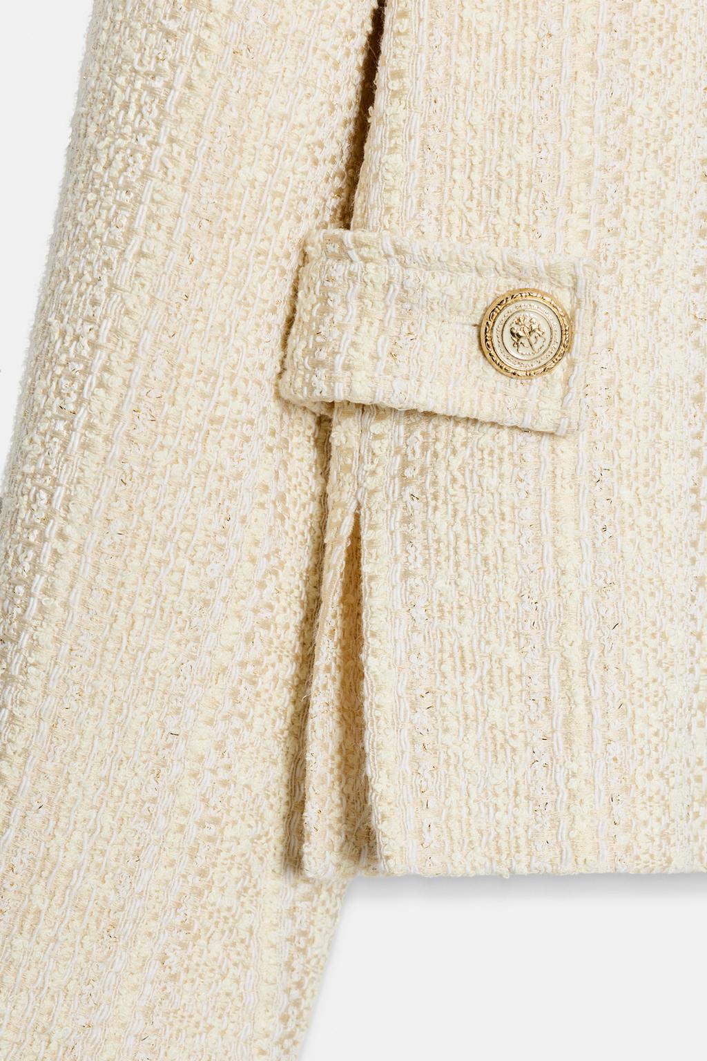 БЛЕЙЗЕР ИЗ РЕЛЬЕФНОЙ ТКАНИ С МЕТАЛЛИЗИРОВАННОЙ НИТЬЮ