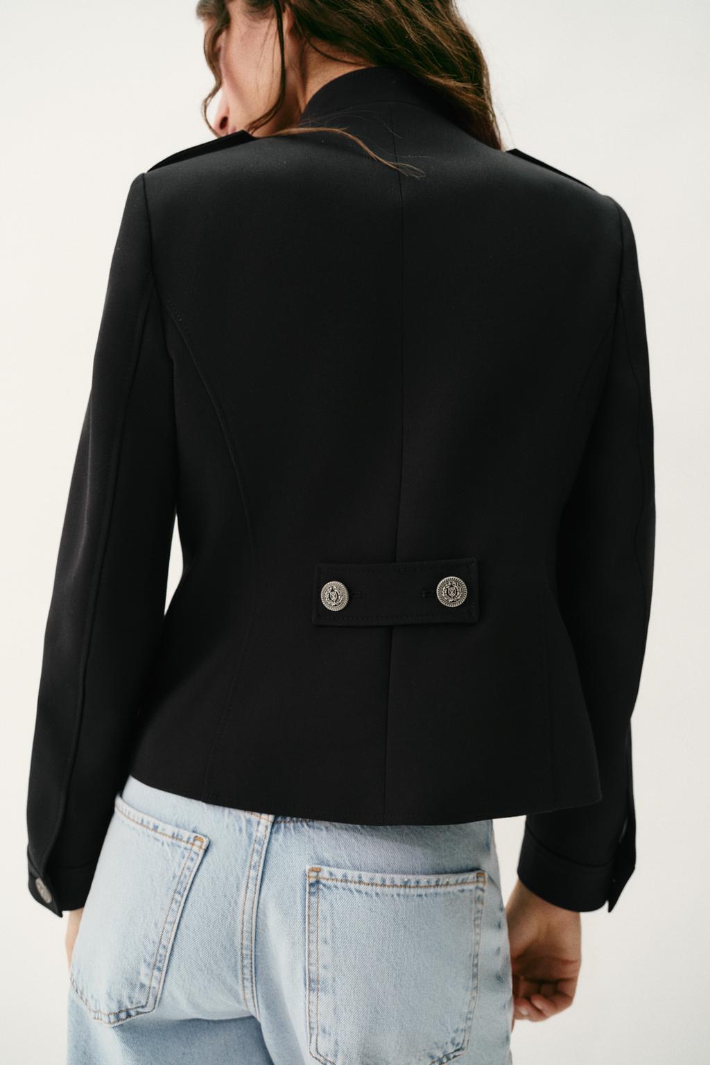 ПРИТАЛЕННЫЙ ЖАКЕТ С ПУГОВИЦАМИ И ПОДПЛЕЧНИКАМИ