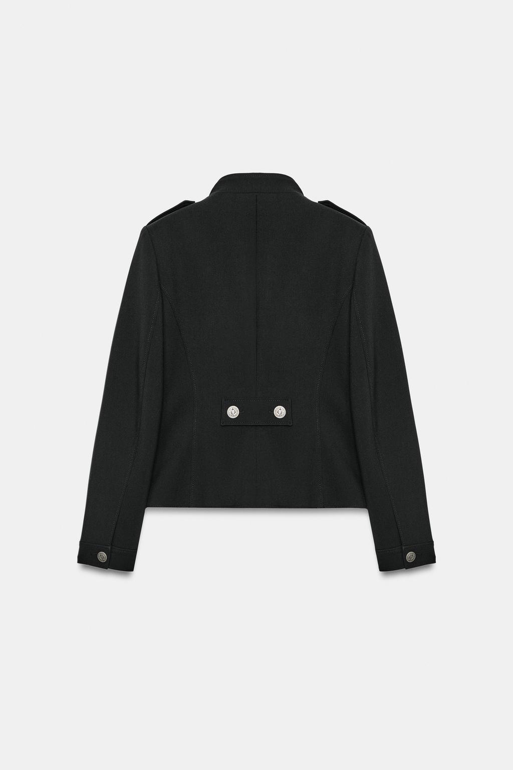 ПРИТАЛЕННЫЙ ЖАКЕТ С ПУГОВИЦАМИ И ПОДПЛЕЧНИКАМИ