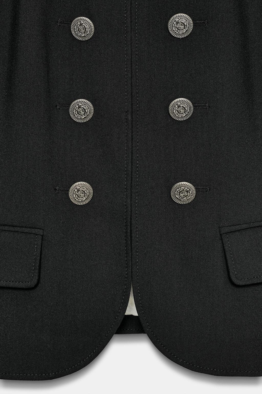 ПРИТАЛЕННЫЙ ЖАКЕТ С ПУГОВИЦАМИ И ПОДПЛЕЧНИКАМИ