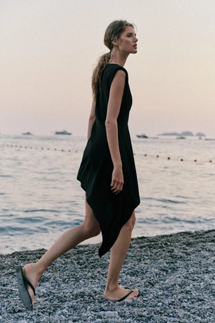 Короткое асимметричное платье с подплечниками- Заказать в России