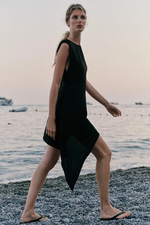 Короткое асимметричное платье с подплечниками- Заказать в России