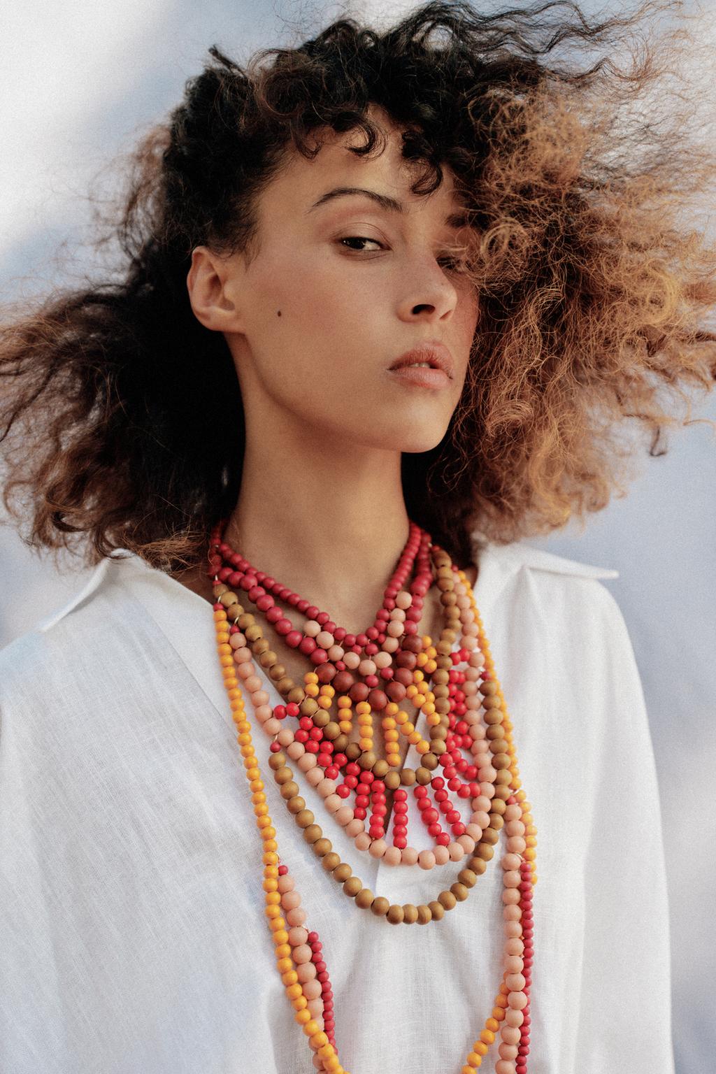 КАСКАДНОЕ ОЖЕРЕЛЬЕ ИЗ ДЕРЕВЯННЫХ БУСИН