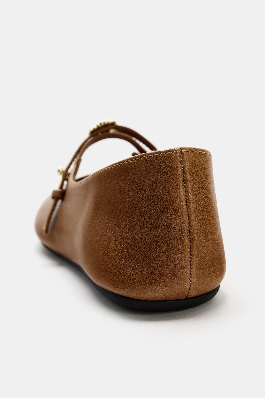 КОЖАНЫЕ БАЛЕТКИ С МЕТАЛЛИЧЕСКОЙ ДЕТАЛЬЮ