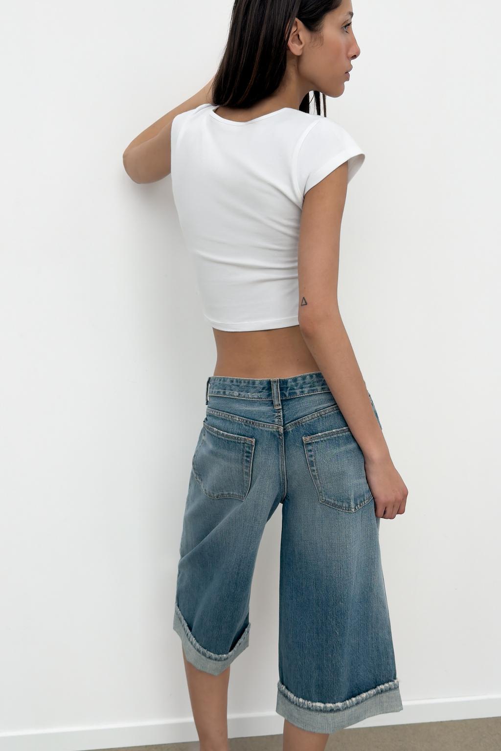 УКОРОЧЕННЫЙ ТОП С РАЗРЕЗОМ