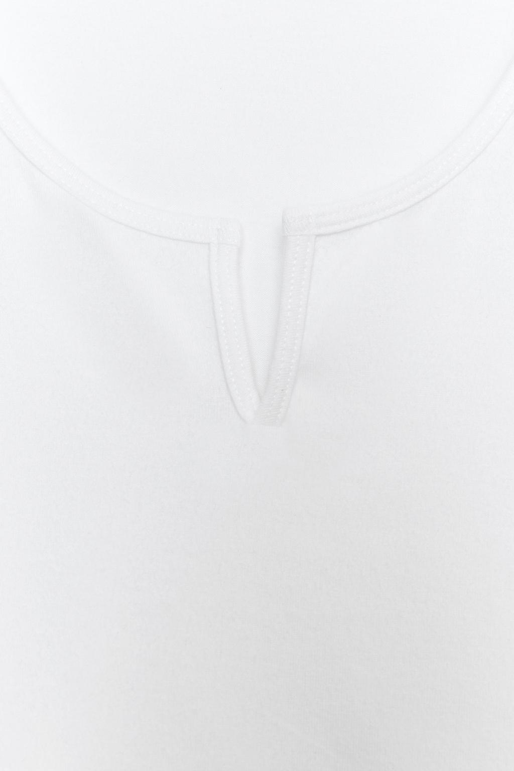 УКОРОЧЕННЫЙ ТОП С РАЗРЕЗОМ