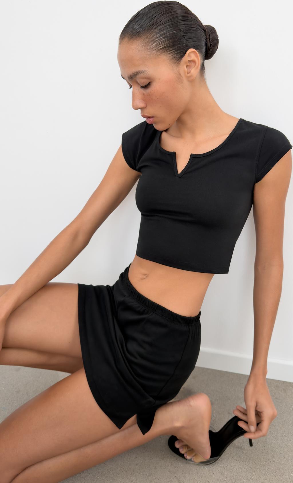 УКОРОЧЕННЫЙ ТОП С ВЫРЕЗОМ