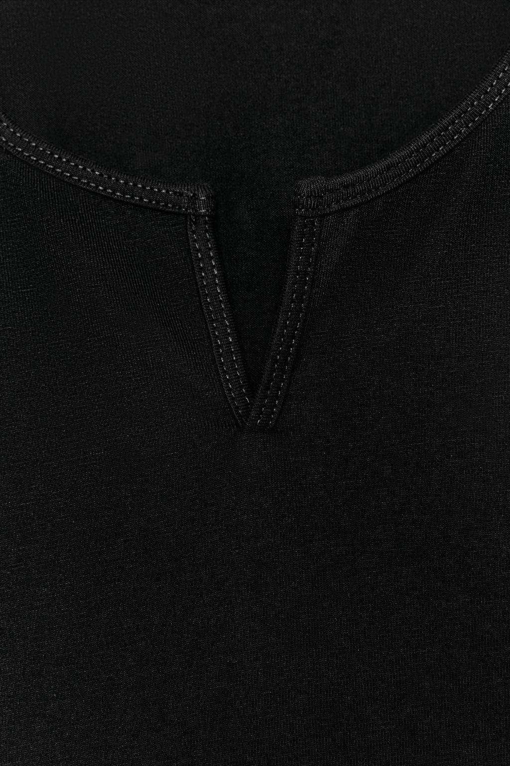 УКОРОЧЕННЫЙ ТОП С ВЫРЕЗОМ