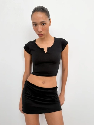 Укороченный топ с вырезом- Заказать в России