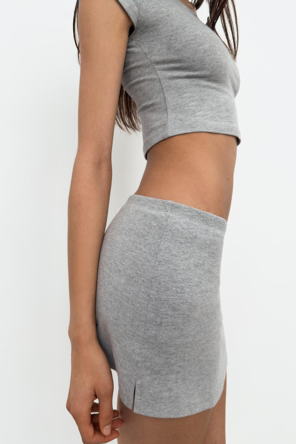 УКОРОЧЕННЫЙ ТОП С ВЫРЕЗОМ