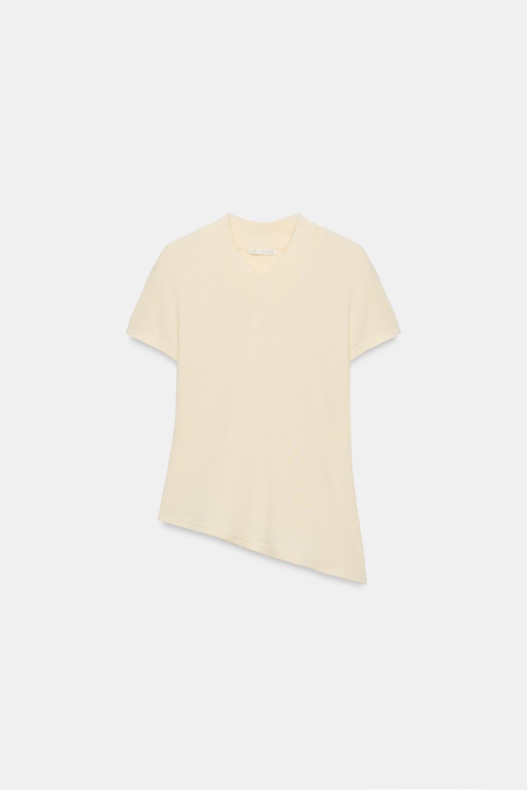 ФУТБОЛКА С V-ОБРАЗНЫМ ВЫРЕЗОМ И АСИММЕТРИЧНЫМ НИЗОМ