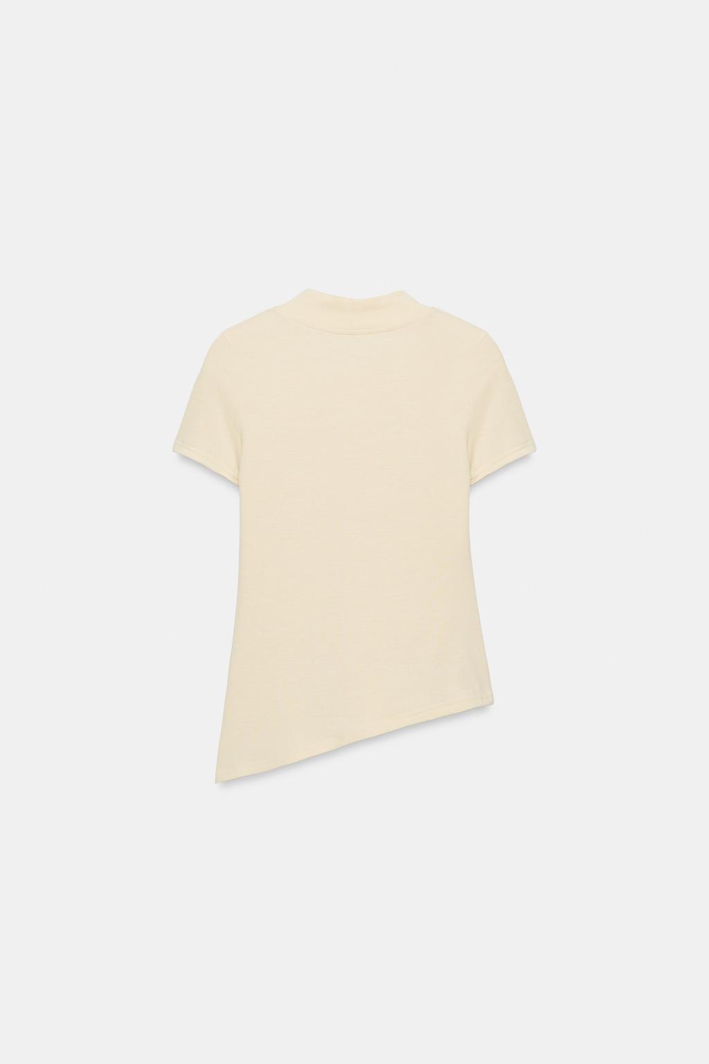 ФУТБОЛКА С V-ОБРАЗНЫМ ВЫРЕЗОМ И АСИММЕТРИЧНЫМ НИЗОМ