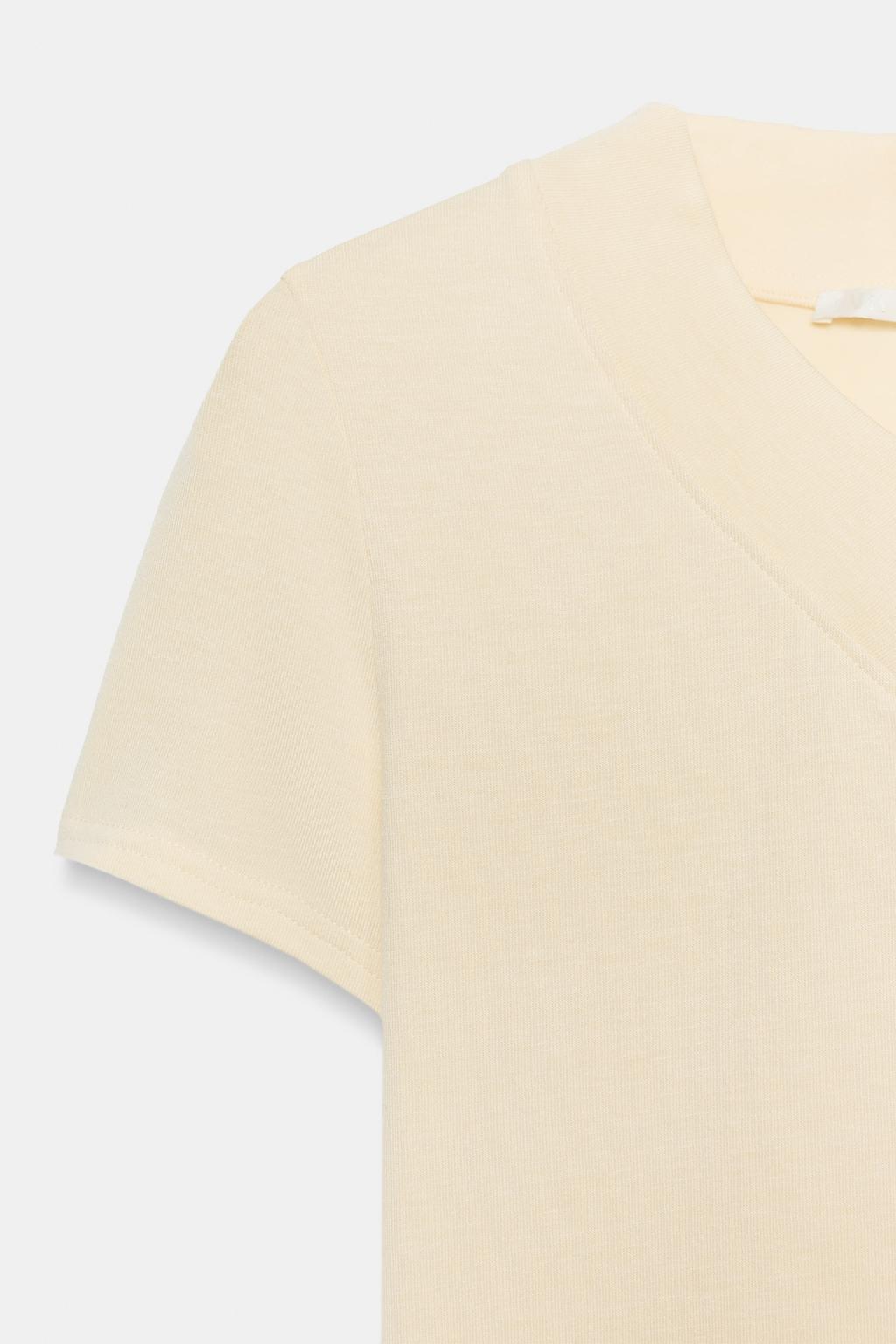 ФУТБОЛКА С V-ОБРАЗНЫМ ВЫРЕЗОМ И АСИММЕТРИЧНЫМ НИЗОМ