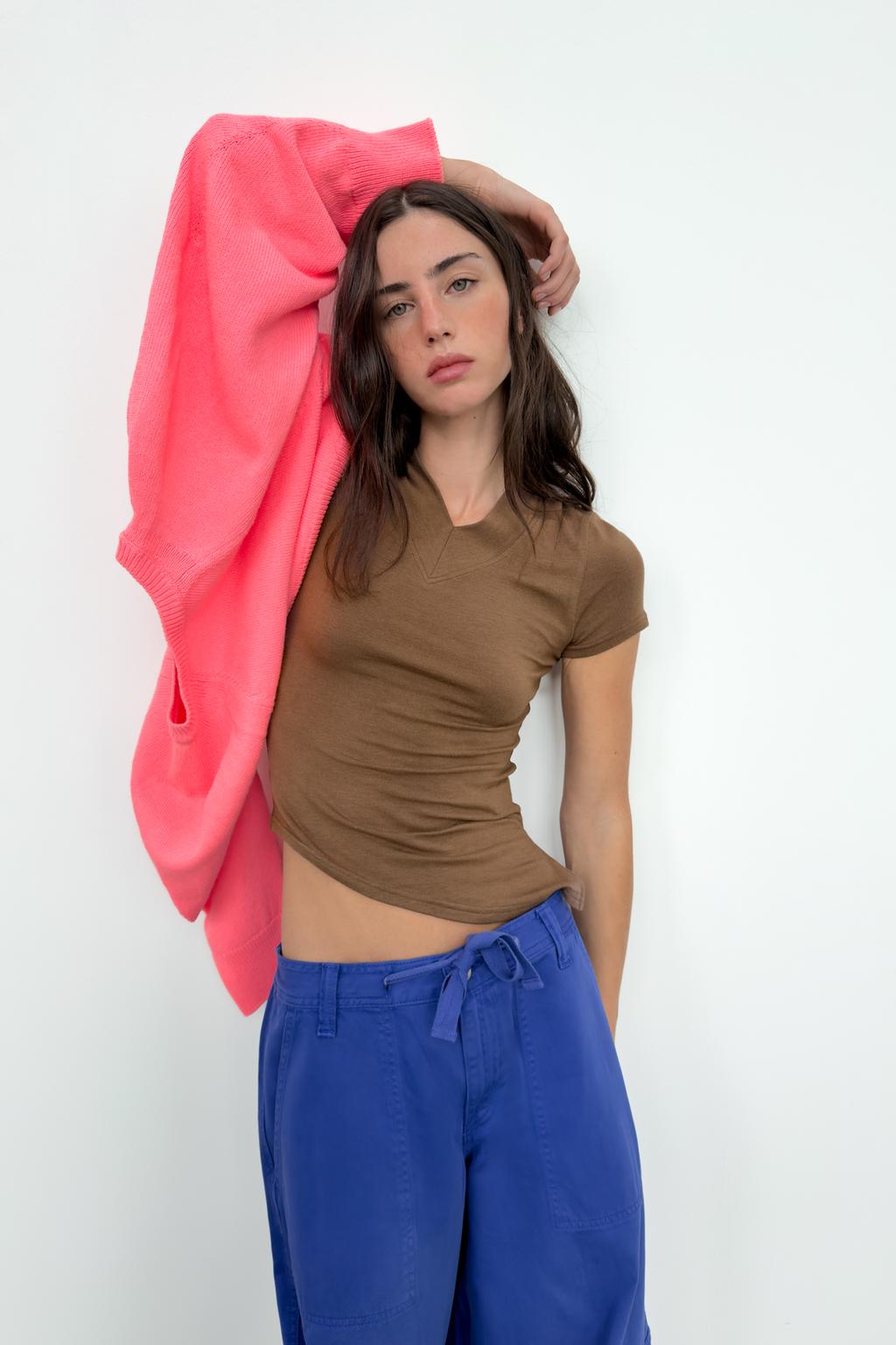 ФУТБОЛКА С V-ОБРАЗНЫМ ВЫРЕЗОМ И АСИММЕТРИЧНЫМ НИЗОМ