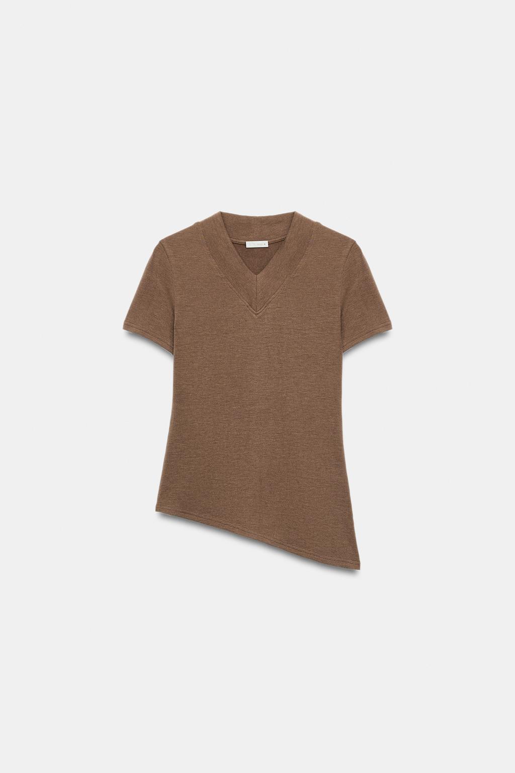 ФУТБОЛКА С V-ОБРАЗНЫМ ВЫРЕЗОМ И АСИММЕТРИЧНЫМ НИЗОМ