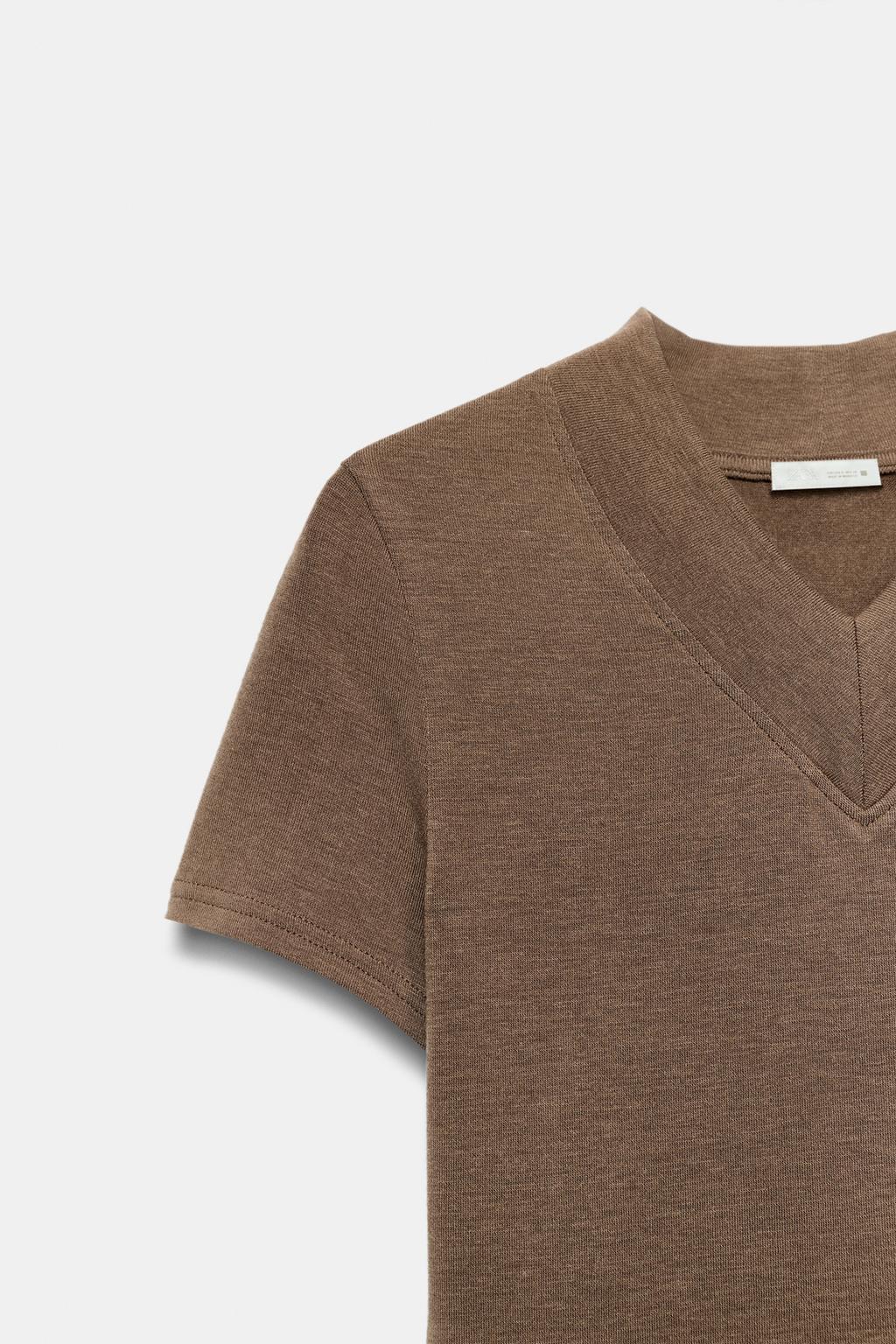 ФУТБОЛКА С V-ОБРАЗНЫМ ВЫРЕЗОМ И АСИММЕТРИЧНЫМ НИЗОМ